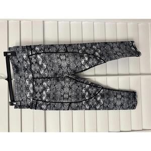Zyia Active Light N Tight Crop Leggings black and white snakeskin print size M